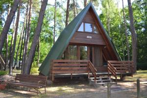 谢拉库夫Nowa Holandia的树林中的小小屋,设有2个长椅