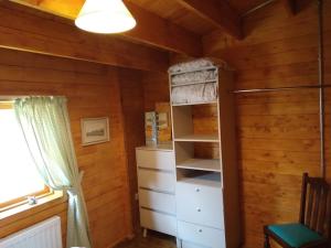 斯沃弗姆Bishy Barnabees country lodge with hot tub的一间设有木墙和壁橱的房间