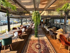 内塞伯尔Sea View Private Studio Paradiso B 508的餐厅设有桌椅和窗户。