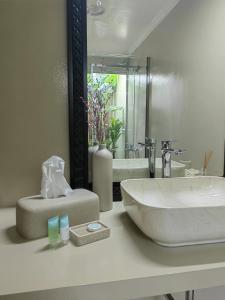 迪拜Villa 29 Suite A - Home Vacation的浴室的柜台设有水槽和镜子