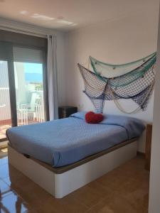维拉Ático Loft Vera Playa的一间卧室配有一张带挂网的床