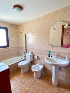 埃尔博斯克CASA RURAL EN URB LAs TRUCHAS-EL BOSQUE的浴室配有盥洗盆、卫生间和盥洗盆。
