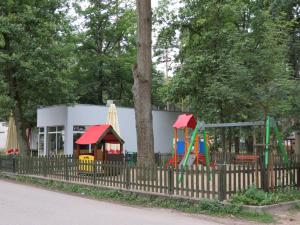 谢拉库夫Nowa Holandia的围栏后面的游乐场,有建筑