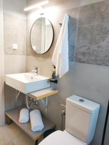 萨索斯Naiades Urban Thassos的一间带水槽、卫生间和镜子的浴室