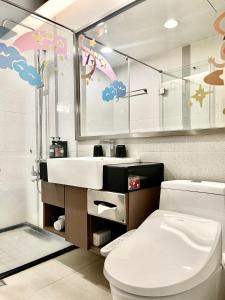 Changhua County晨阳文旅的一间带卫生间和水槽的浴室