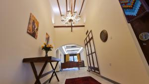 BārbārLuxury holiday villas in Bahrain for Families的走廊设有楼梯和吊灯