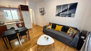 马拉加Picassia Home Malaga Center的客厅配有沙发和桌子