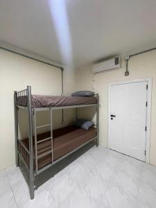 圣朱利安斯Ommi Hostel的带两张双层床和一扇门的房间