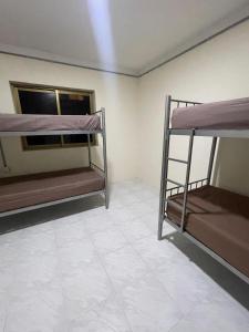 Ommi Hostel客房内的一张或多张双层床