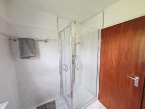 克劳斯塔尔采勒费尔德Haus Brockenblick的浴室里设有玻璃门淋浴