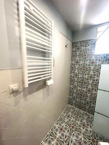 瓦伦西亚Esmeralda Apartment With Free Private Underground Parking的浴室铺有瓷砖地板,设有窗户。