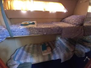 伊斯基亚Barca deliziosa的一间卧室配有两张双层床和镜子