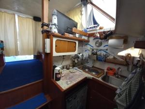伊斯基亚Barca deliziosa的一间带水槽和炉灶的小厨房