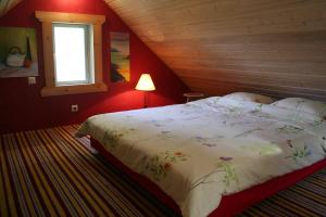 Türju rannamaja的阁楼上的卧室配有一张大床