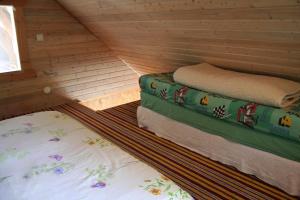 Türju rannamaja的一间设有两张床和毛巾的桑拿房