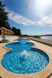 特罗吉尔Hotel Val All Inclusive的中间有一个蓝色的大泳池