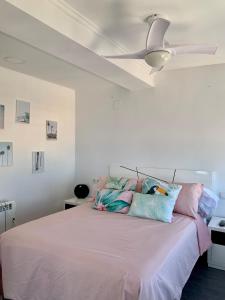 甘迪亚海滩Apartamento Bonaire-primera linea playa的一间卧室配有一张带吊扇的床