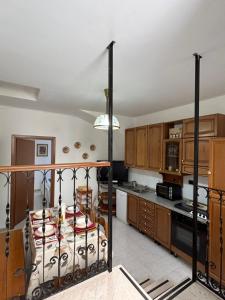 PacentroLa Minicasa的一个带木制橱柜的厨房和一张位于客房内的床
