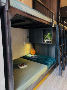 胡志明市T Zone Hostel的一间客房内配有两张双层床的房间