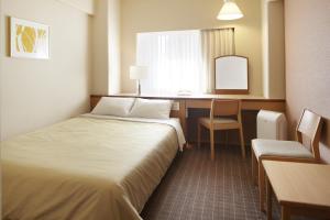 大阪大阪新阪急酒店的酒店客房配有两张床和一张书桌