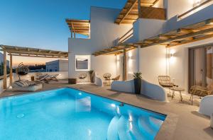 阿吉奥斯普罗科皮奥斯Naxos Contelibro的房屋中间的游泳池