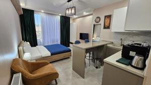 第比利斯MD Apart Hotel Tbilisi的酒店客房带一张床和一个厨房