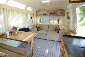 埃尔讷沃德Airstream Retro USA caravan的客厅配有沙发和桌子