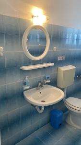 伊奥斯乔拉Andromeda的一间带水槽、镜子和卫生间的浴室