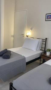 伊奥斯乔拉Andromeda的酒店客房,设有两张床和一盏灯