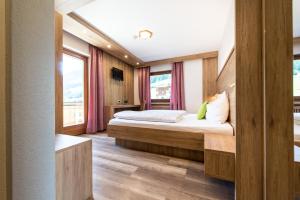 瓦尔奥纳的圣乔凡尼塔纳霍夫乡村民宿的一间卧室设有一张床和一个大窗户