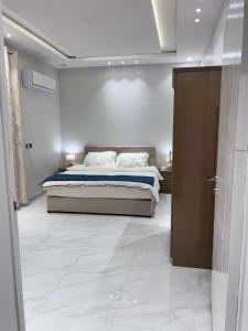 艾卜哈جناح فندقي في فله خاصة的一间白色客房内的床铺卧室
