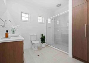 GlenungaExecutive living in City fringe location的带淋浴、卫生间和盥洗盆的浴室