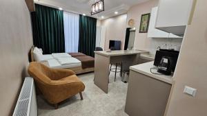 第比利斯MD Apart Hotel Tbilisi的客房设有一张床和一间带书桌的厨房