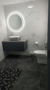 查尔斯敦Tiernan's Luxury King Room Ensuite的一间带水槽、镜子和卫生间的浴室