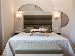 利多迪卡马约雷Versilia Residence - Fronte Mare的一间卧室配有一张桌子和一张床铺