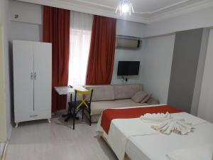 安塔利亚Konyaaltı Apart Hotel的酒店客房,配有床和沙发