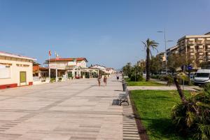 利多迪卡马约雷Versilia Residence - Fronte Mare的一条城市街道,人们沿着人行道走