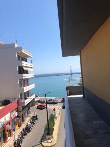 希俄斯vintage apartment with port view的大楼的阳台享有海景。