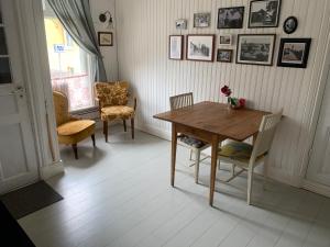 斯特兰奈斯Pensionat Gyllenhjelmsgatan的一间带木桌和椅子的用餐室