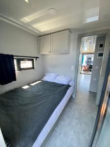波莫瑞地区卡缅Hausboot- Domy na wodzie - Houseboat Porta Mare的一间卧室,卧室内配有一张大床