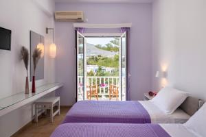 帕罗奇亚道基萨酒店的一间带紫色床的卧室和一个阳台