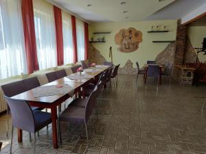 Kroatisch GeresdorfGasthaus Teveli的一间带桌椅和壁炉的用餐室