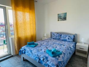科斯蒂内什蒂PIERRE 3 la Tarmul MARII -primim Vouchere Vacanta的一间卧室配有一张带蓝色床单和蓝色毛巾的床。