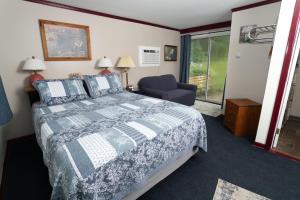 Shaftsbury州长岩石汽车旅馆的卧室配有床、椅子和窗户。