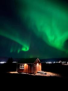 ÖlfusSun-cottage South Iceland的天空中极光小屋