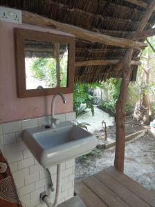 布韦朱Mamarasta的浴室内的盥洗盆和镜子