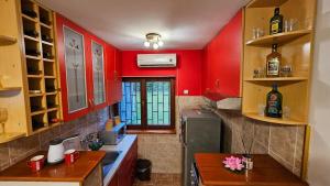 BerkovacVila Lena Banja Vrujci的一间厨房,里面设有红色的墙壁和桌子