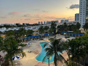 迈阿密海滩OCEAN RESERVE APARTMENt的享有带游泳池的度假村的空中景致