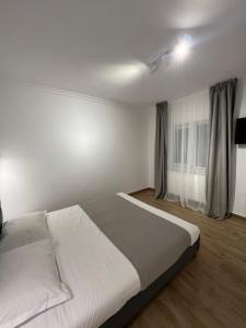 康斯坦察Nord 22的卧室配有一张大白色床和窗户
