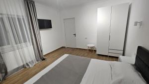 康斯坦察Nord 22的一间白色卧室,配有床和电视